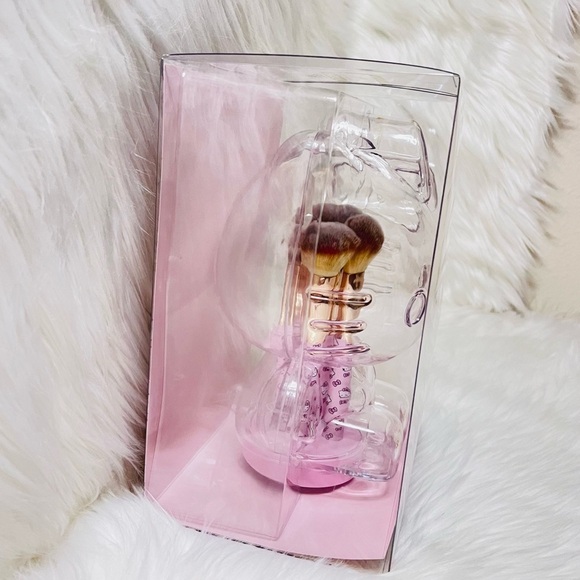 Hello Kitty Supercute Signature" 6-PC Brush Gift Set - Picture 2 of 4